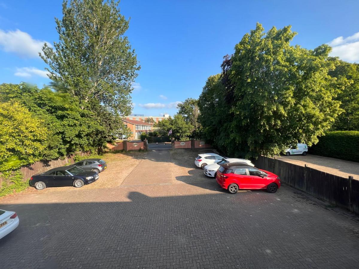 All Seasons Gatwick Guest House & Parking Horley Dış mekan fotoğraf