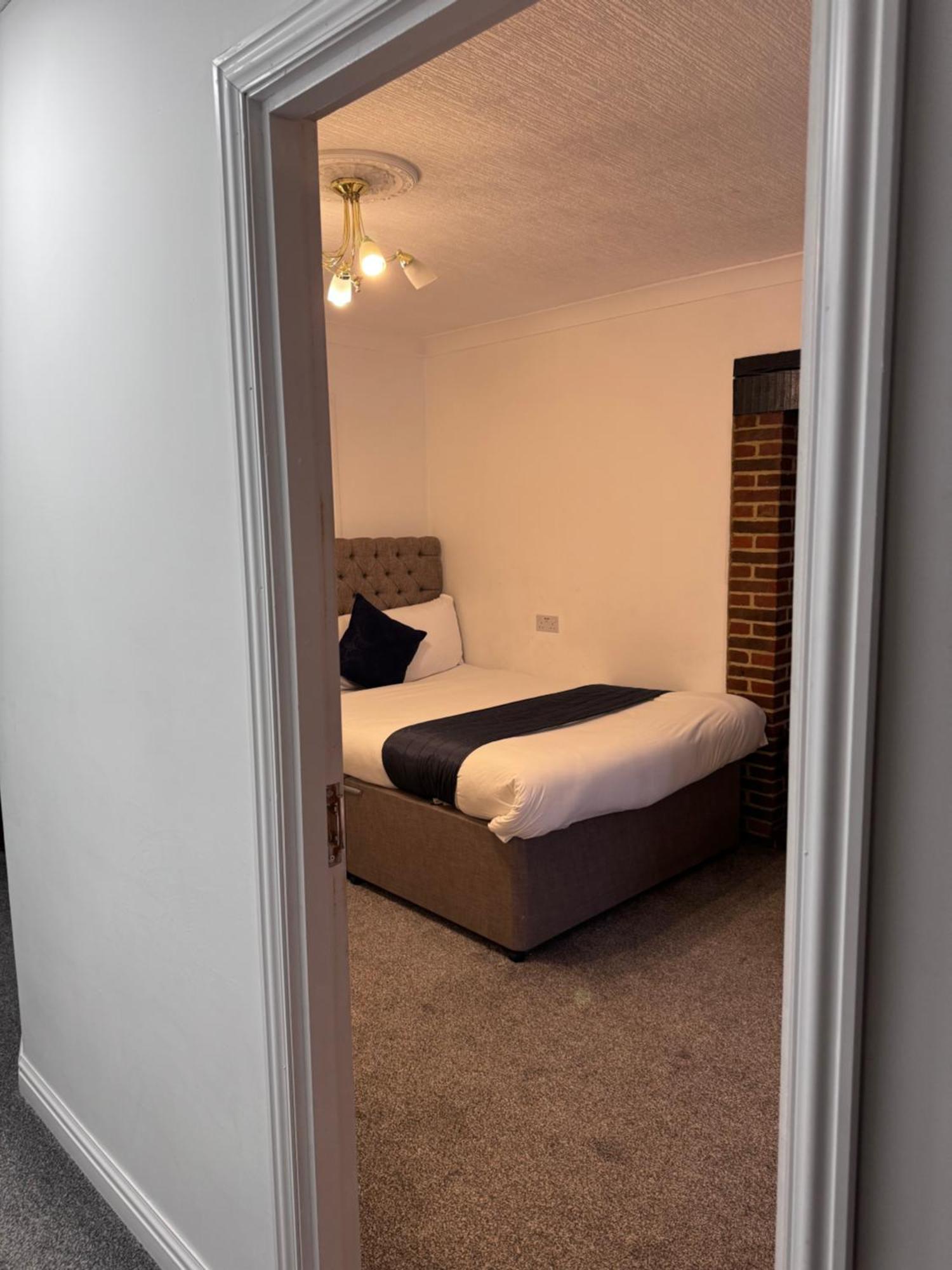 All Seasons Gatwick Guest House & Parking Horley Dış mekan fotoğraf