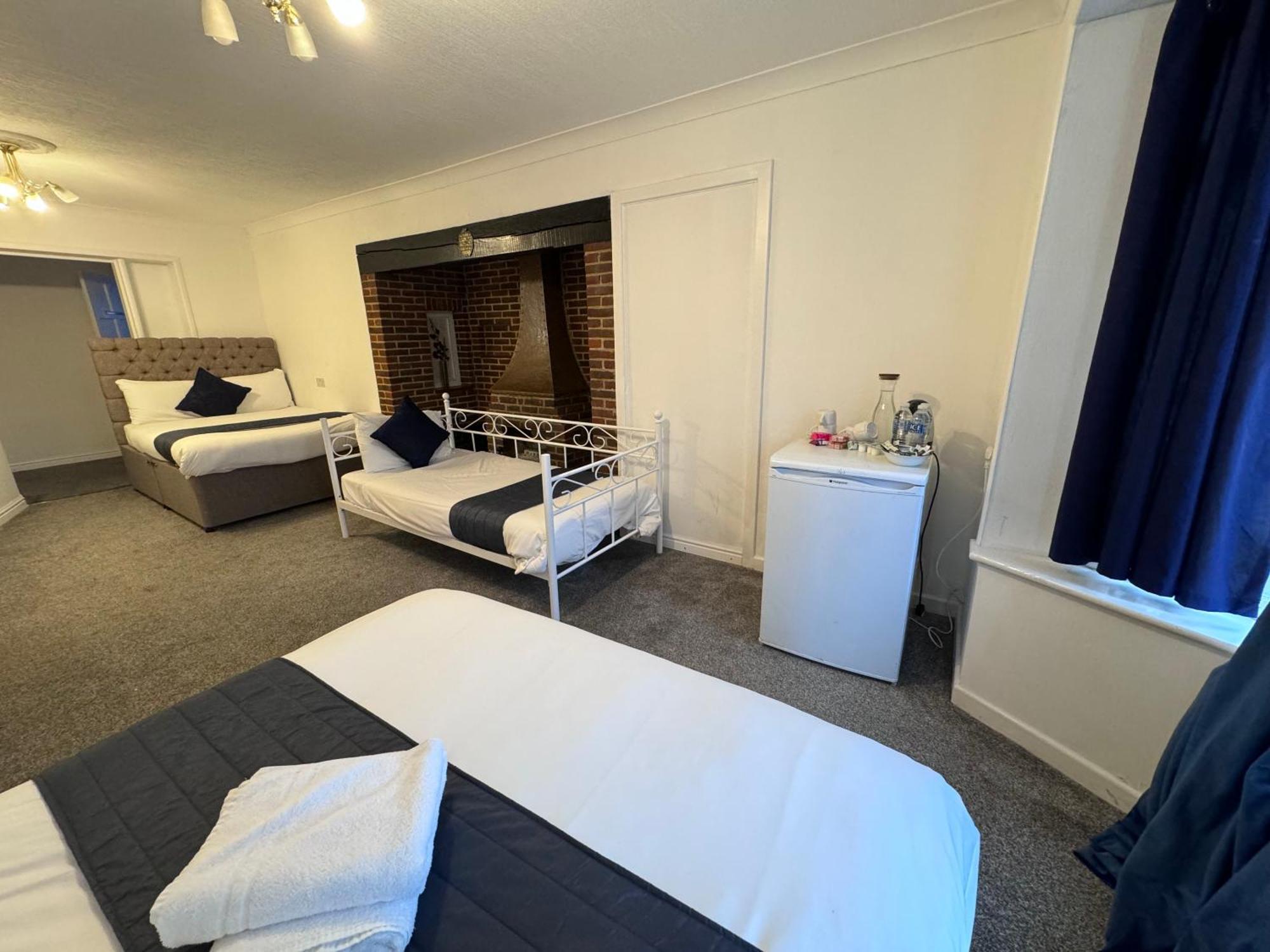 All Seasons Gatwick Guest House & Parking Horley Dış mekan fotoğraf