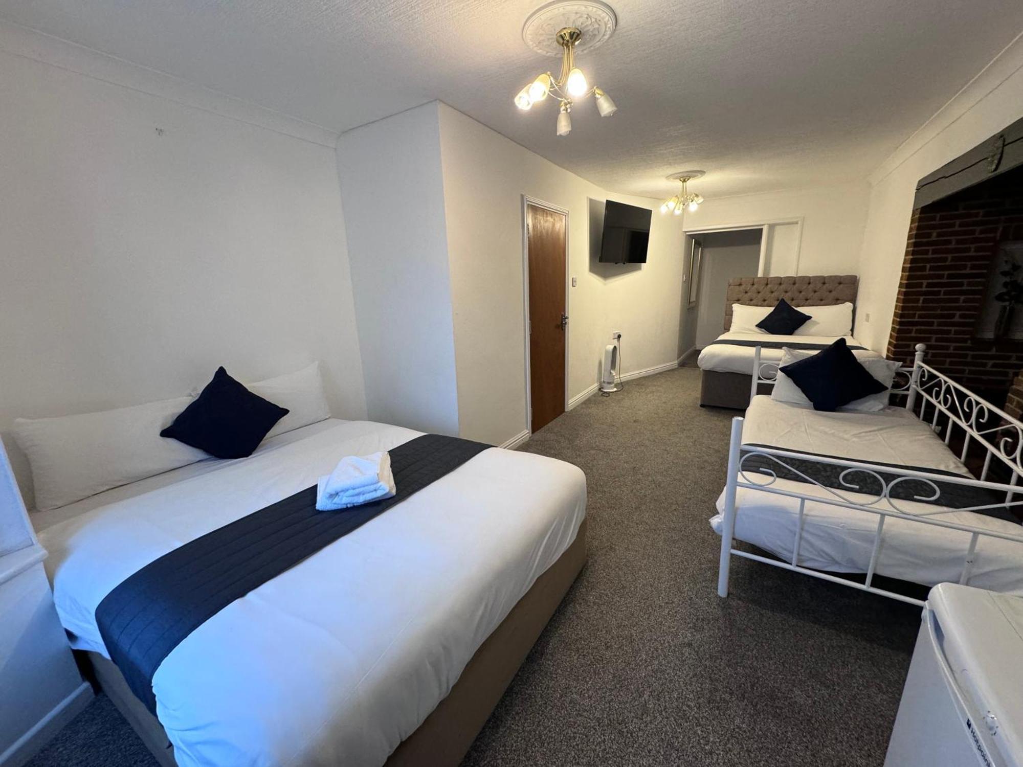 All Seasons Gatwick Guest House & Parking Horley Dış mekan fotoğraf