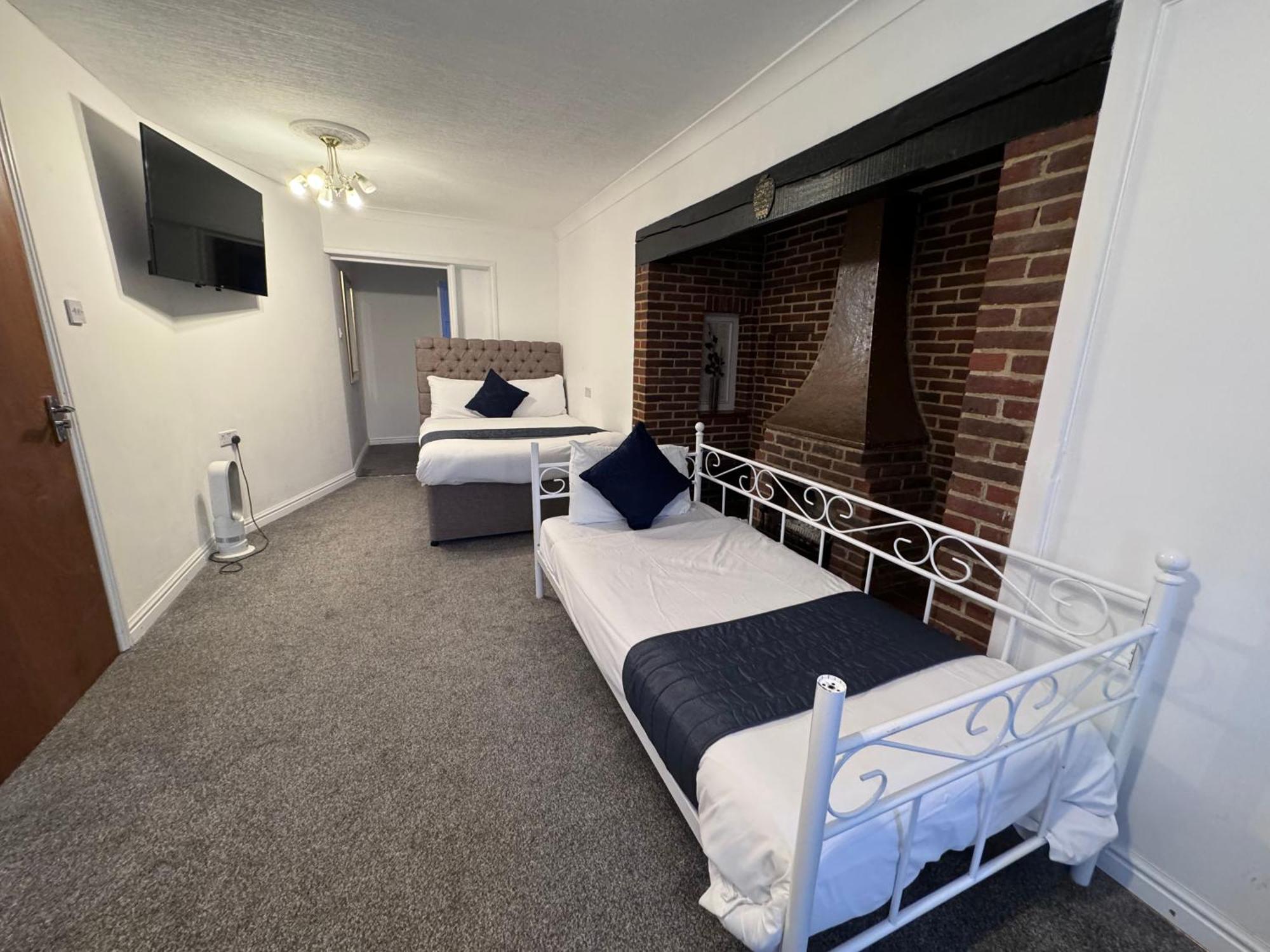 All Seasons Gatwick Guest House & Parking Horley Dış mekan fotoğraf