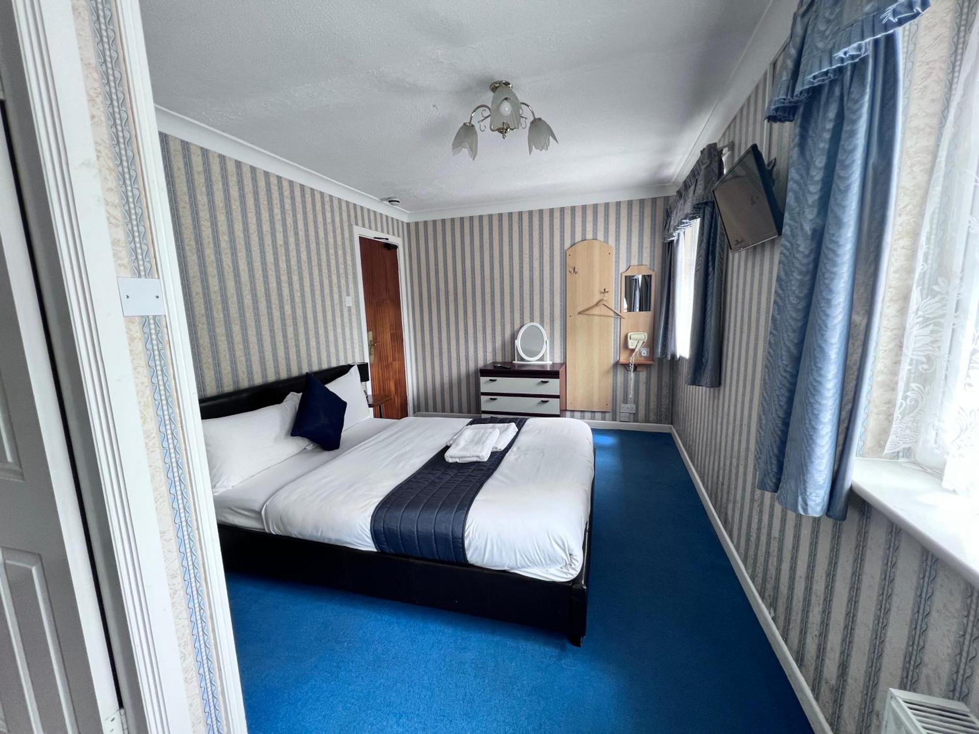 All Seasons Gatwick Guest House & Parking Horley Dış mekan fotoğraf
