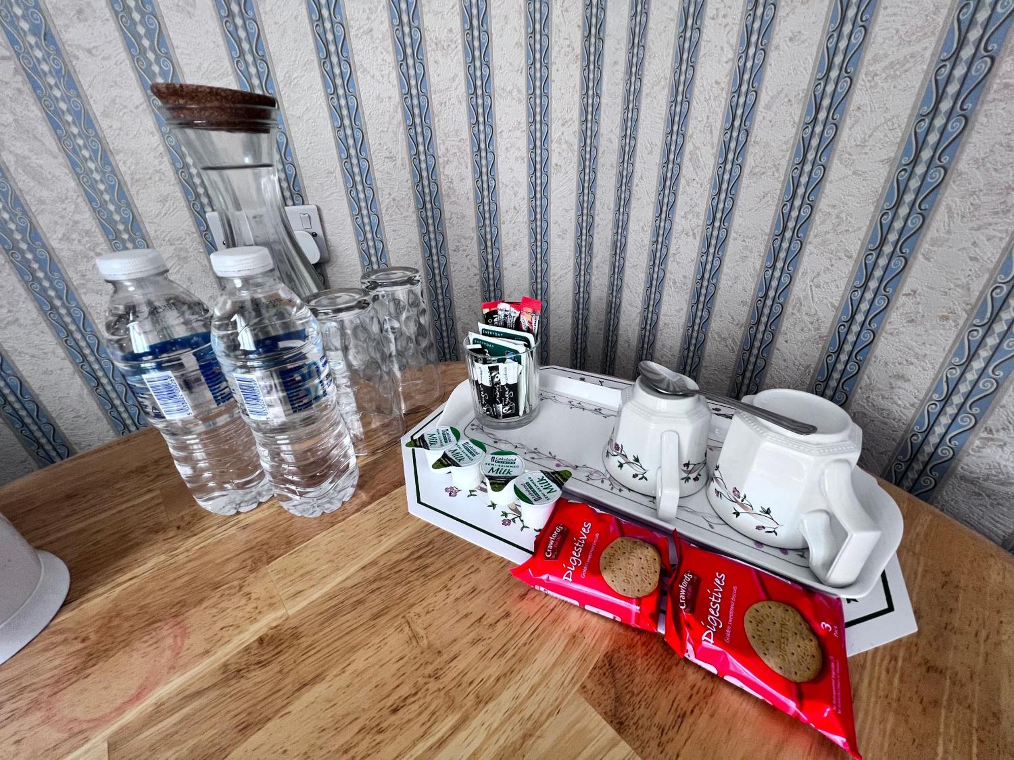 All Seasons Gatwick Guest House & Parking Horley Dış mekan fotoğraf