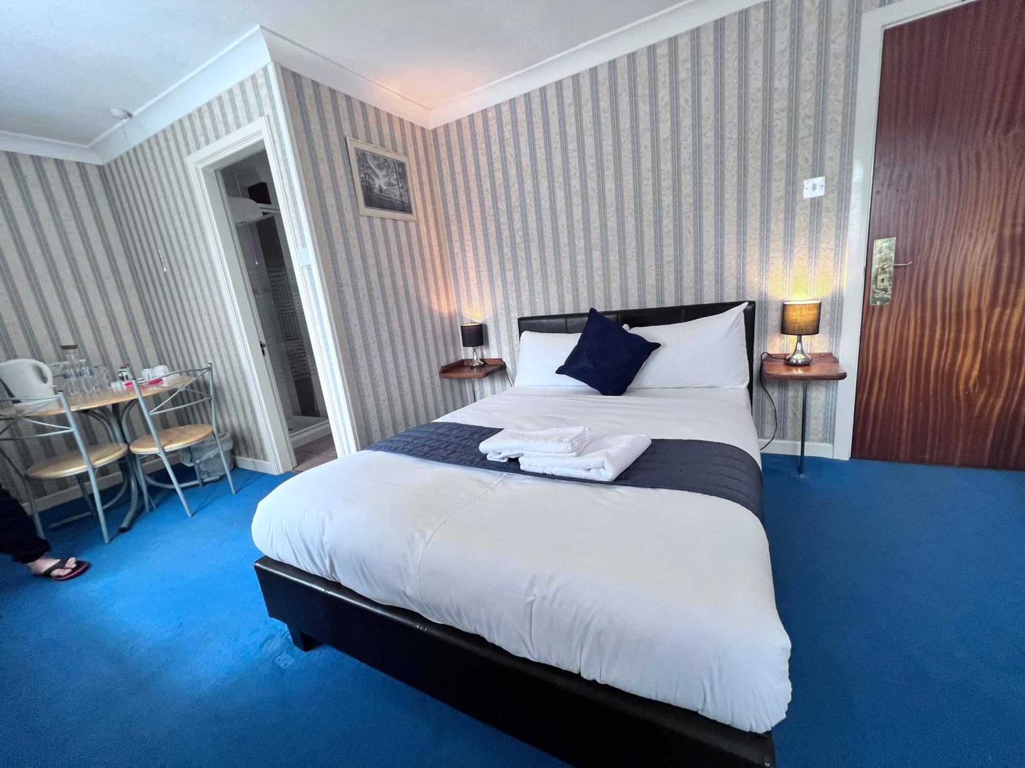 All Seasons Gatwick Guest House & Parking Horley Dış mekan fotoğraf