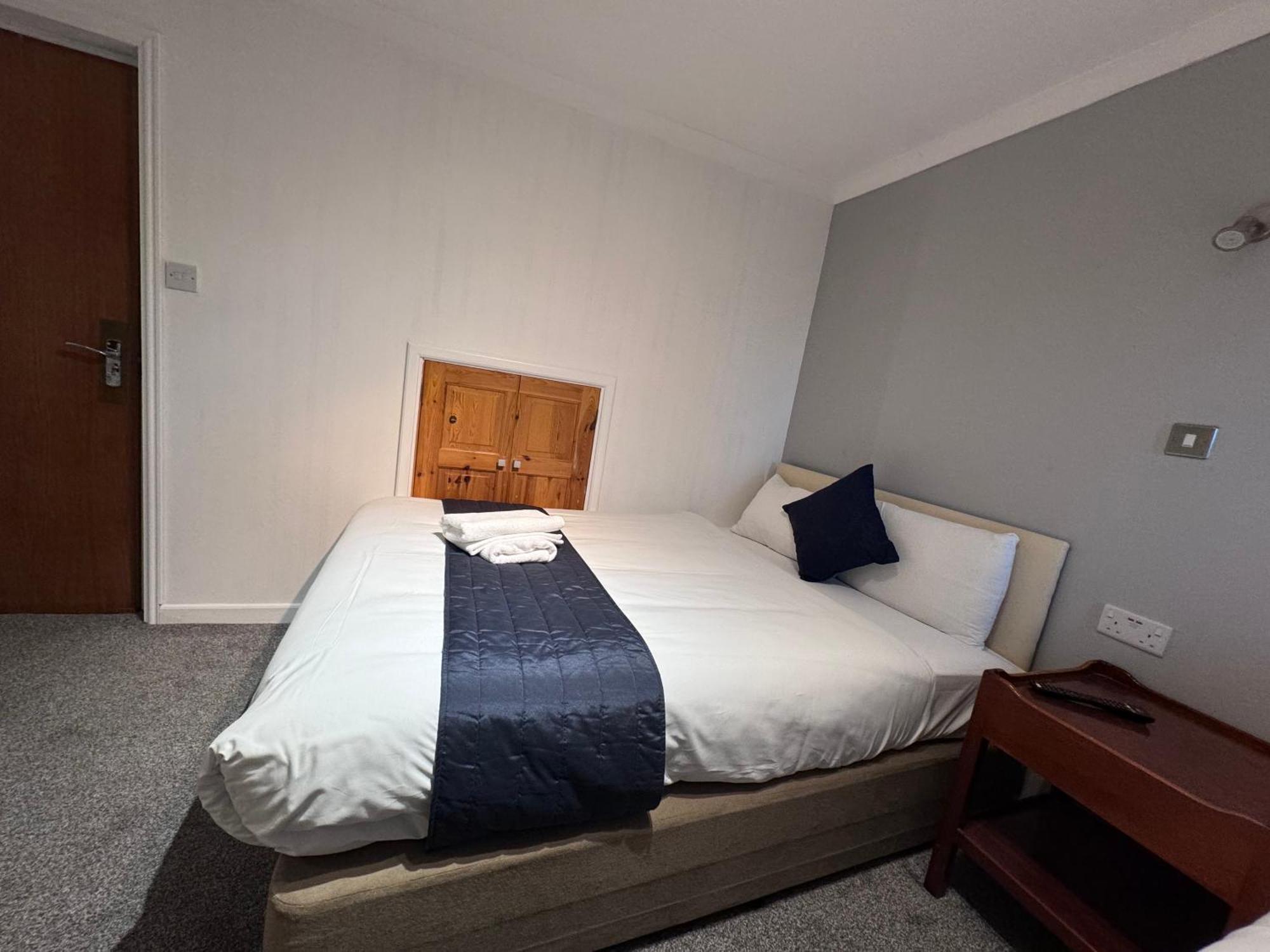 All Seasons Gatwick Guest House & Parking Horley Dış mekan fotoğraf