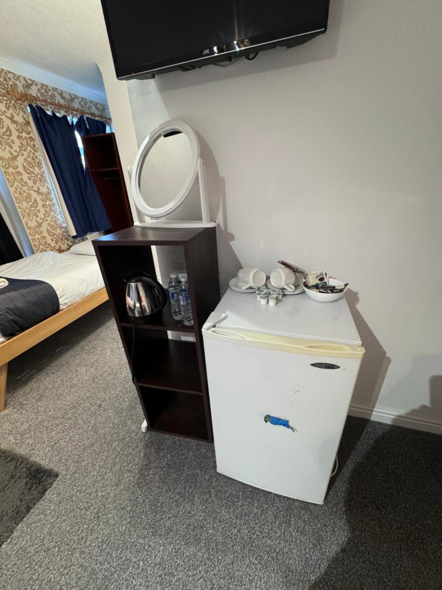 All Seasons Gatwick Guest House & Parking Horley Dış mekan fotoğraf