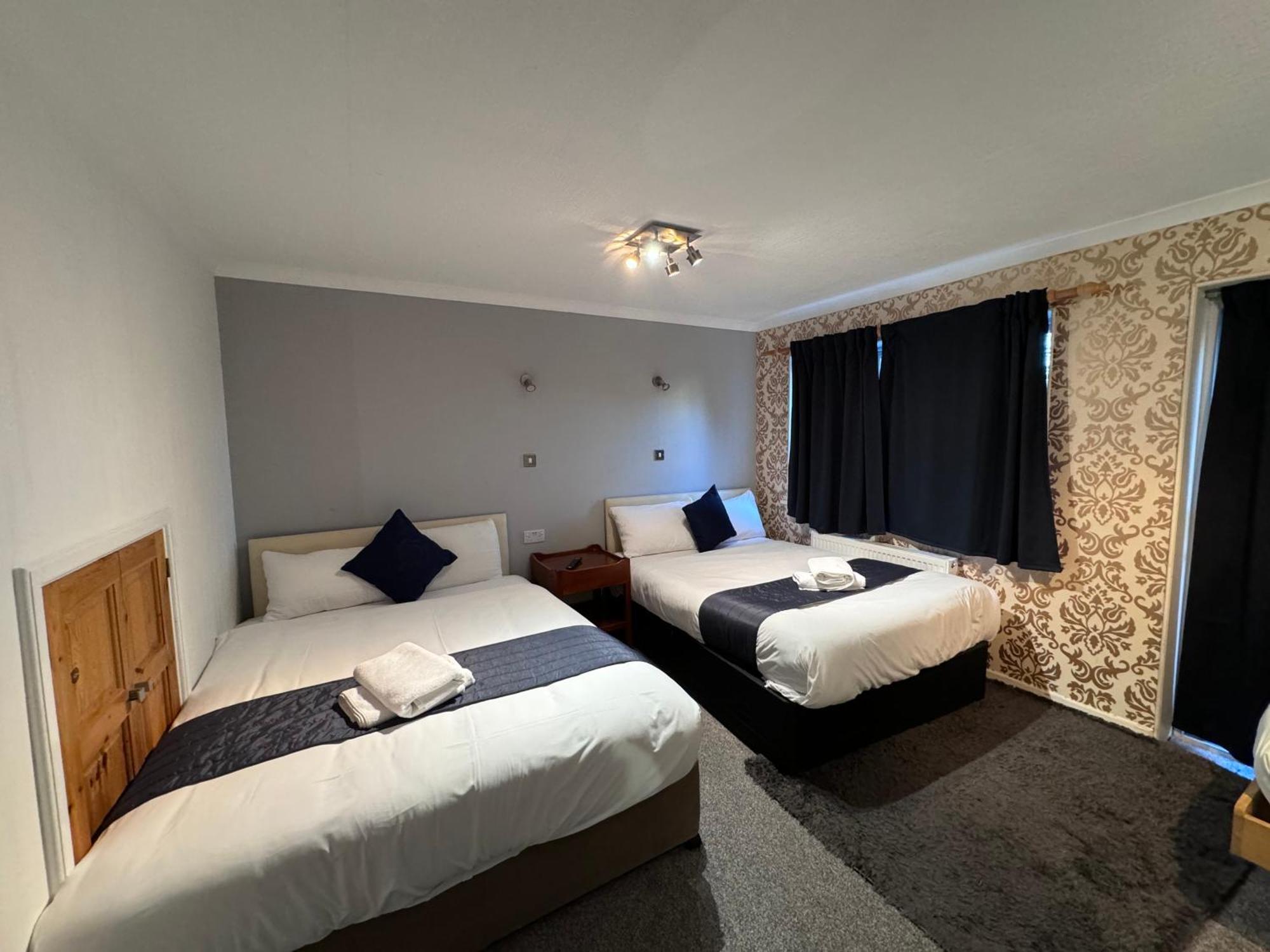 All Seasons Gatwick Guest House & Parking Horley Dış mekan fotoğraf