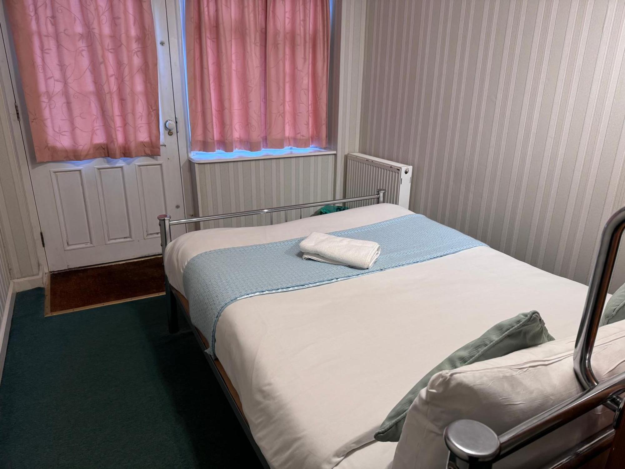 All Seasons Gatwick Guest House & Parking Horley Dış mekan fotoğraf