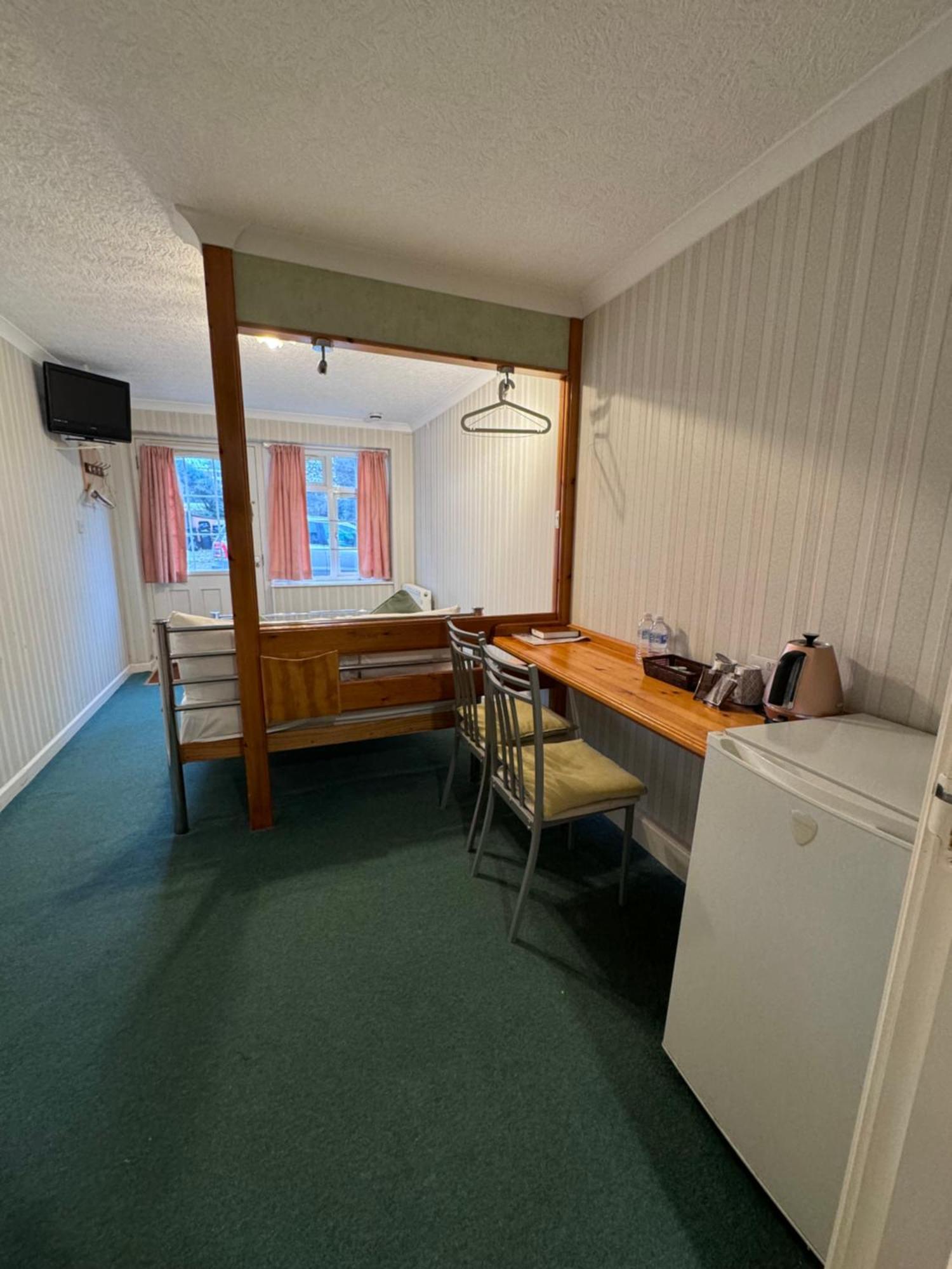 All Seasons Gatwick Guest House & Parking Horley Dış mekan fotoğraf