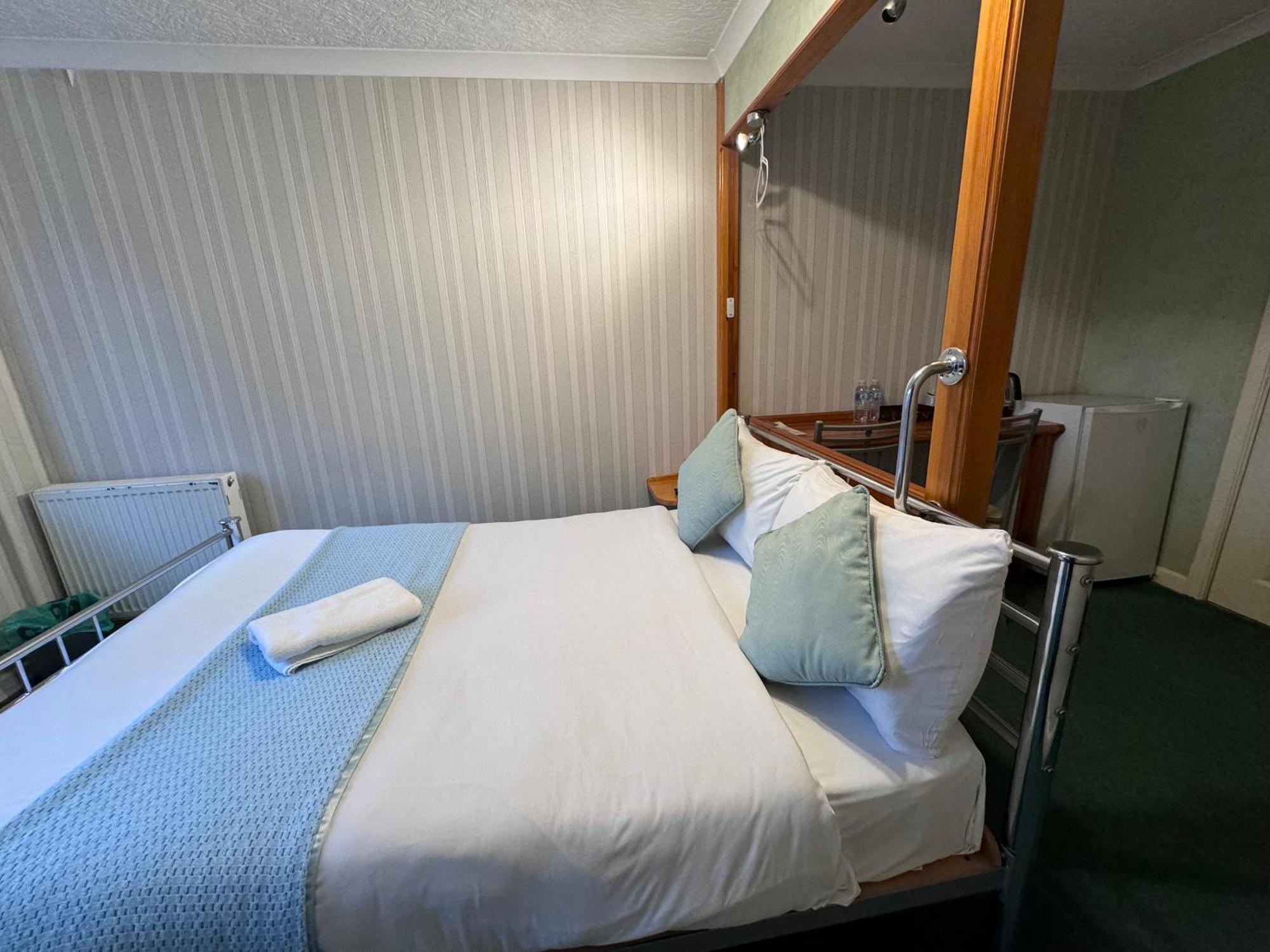 All Seasons Gatwick Guest House & Parking Horley Dış mekan fotoğraf