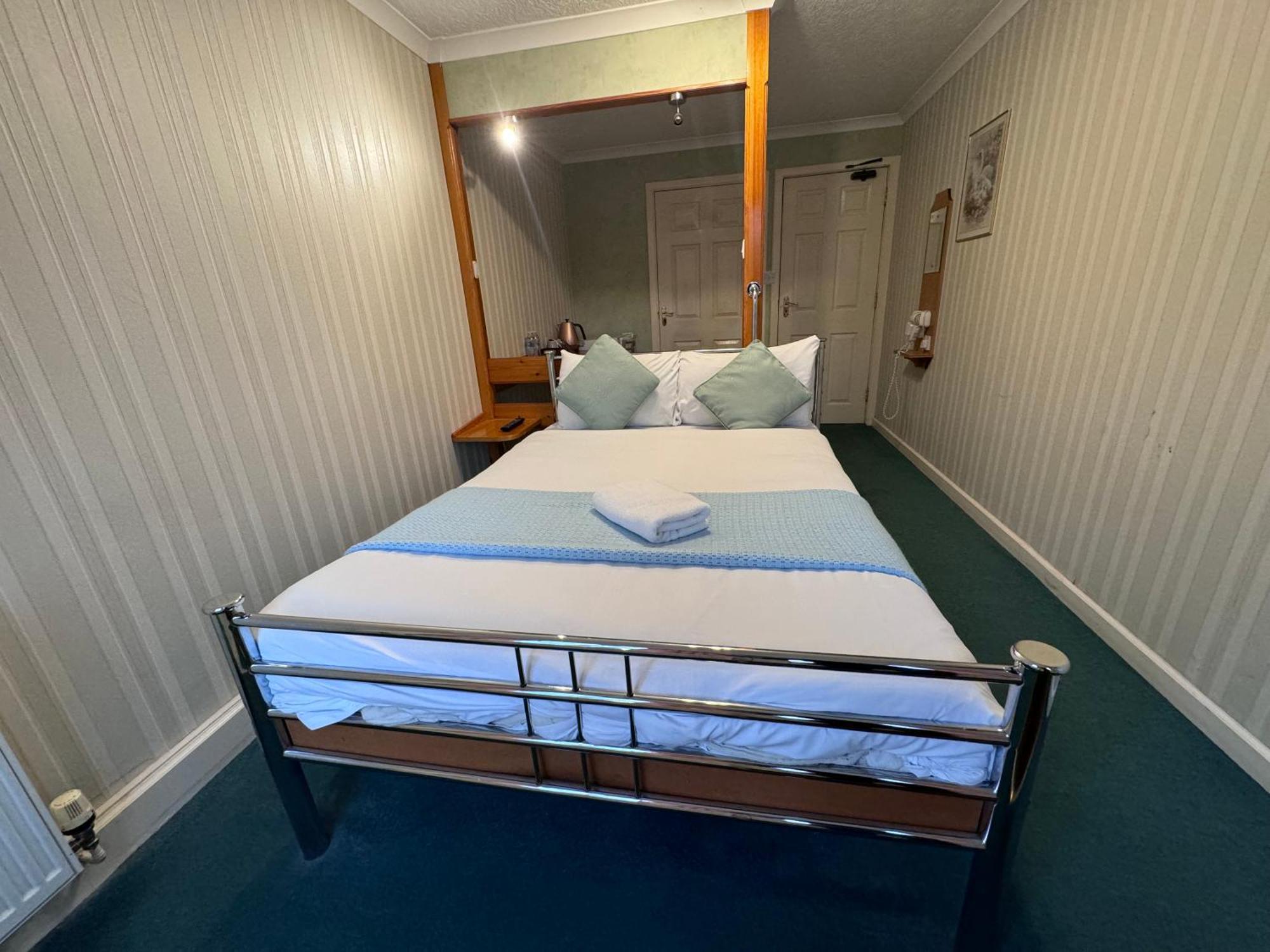 All Seasons Gatwick Guest House & Parking Horley Dış mekan fotoğraf