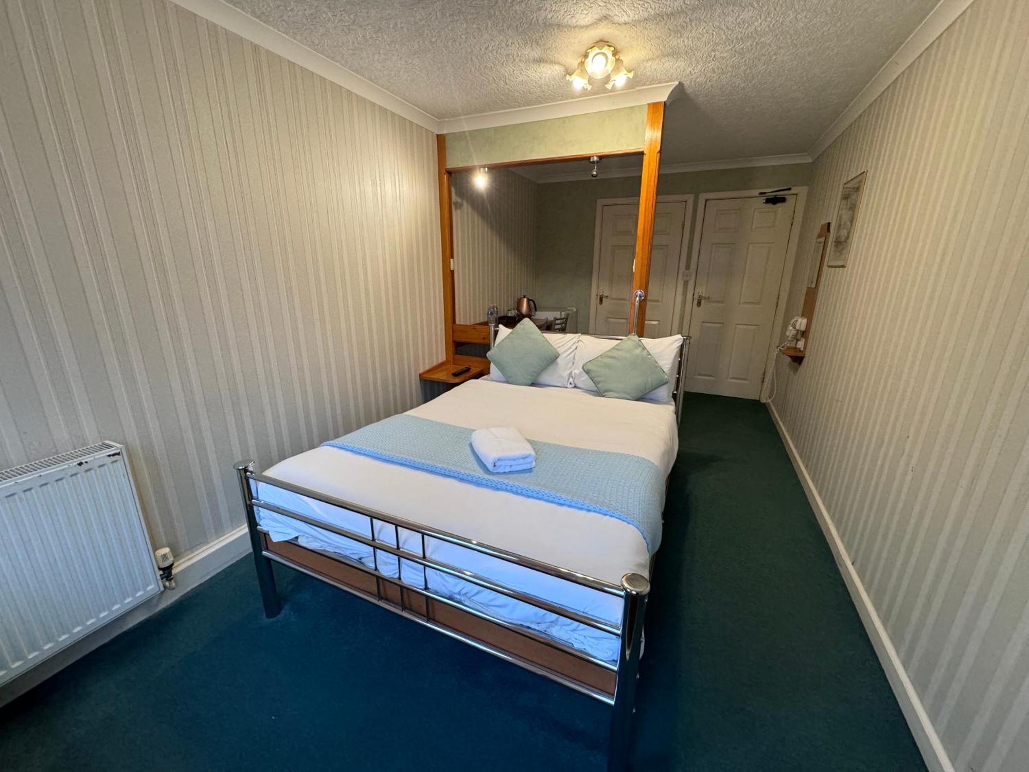 All Seasons Gatwick Guest House & Parking Horley Dış mekan fotoğraf