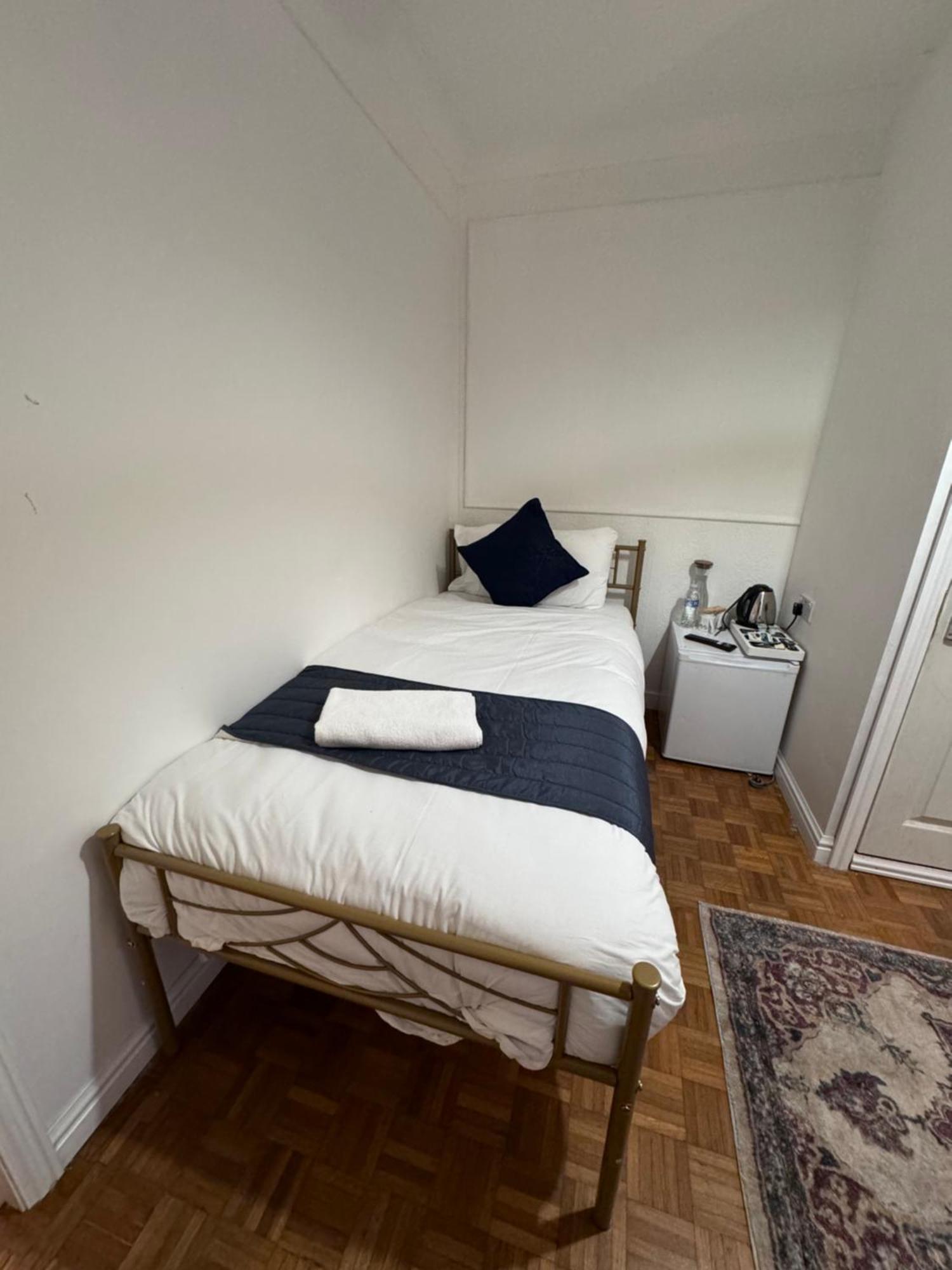 All Seasons Gatwick Guest House & Parking Horley Dış mekan fotoğraf