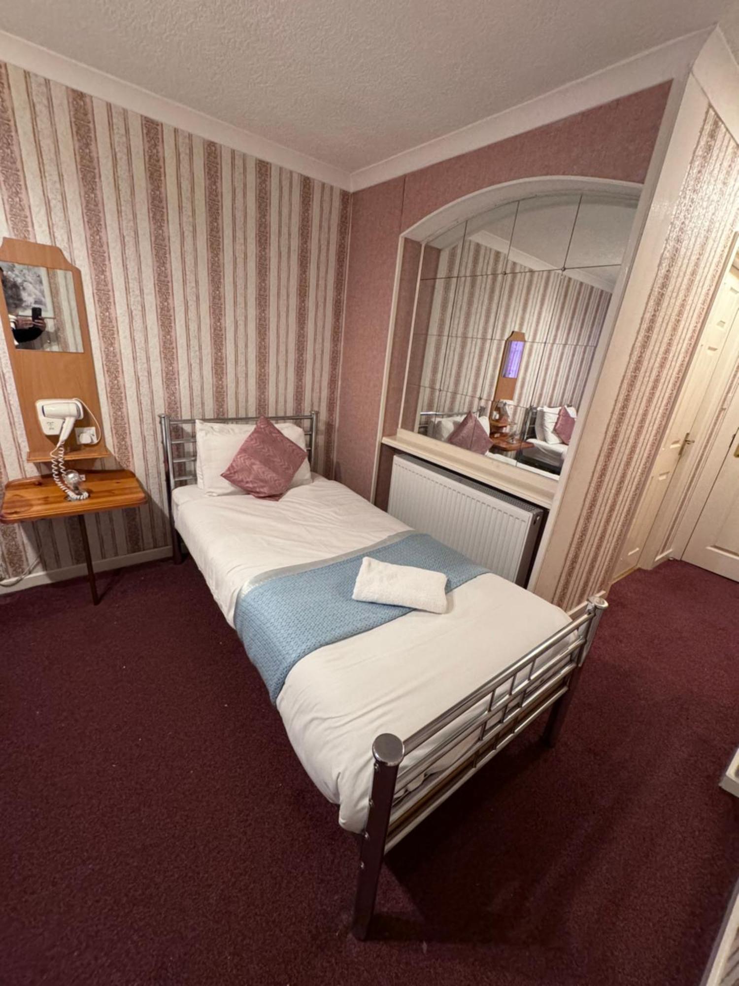 All Seasons Gatwick Guest House & Parking Horley Dış mekan fotoğraf