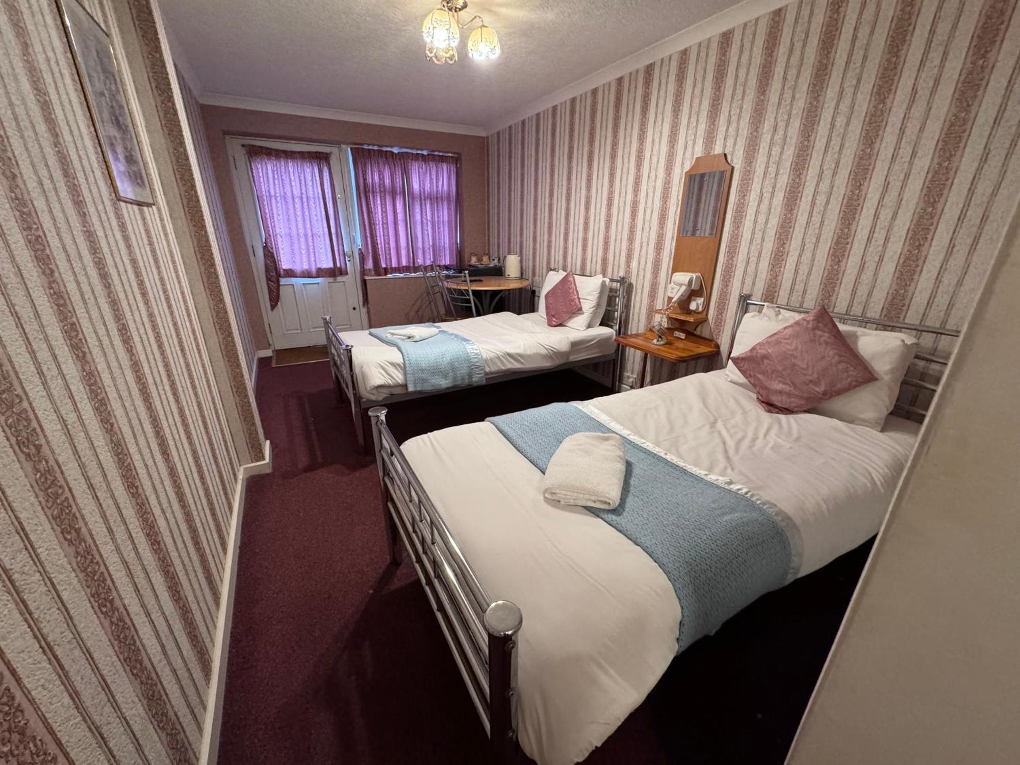 All Seasons Gatwick Guest House & Parking Horley Dış mekan fotoğraf
