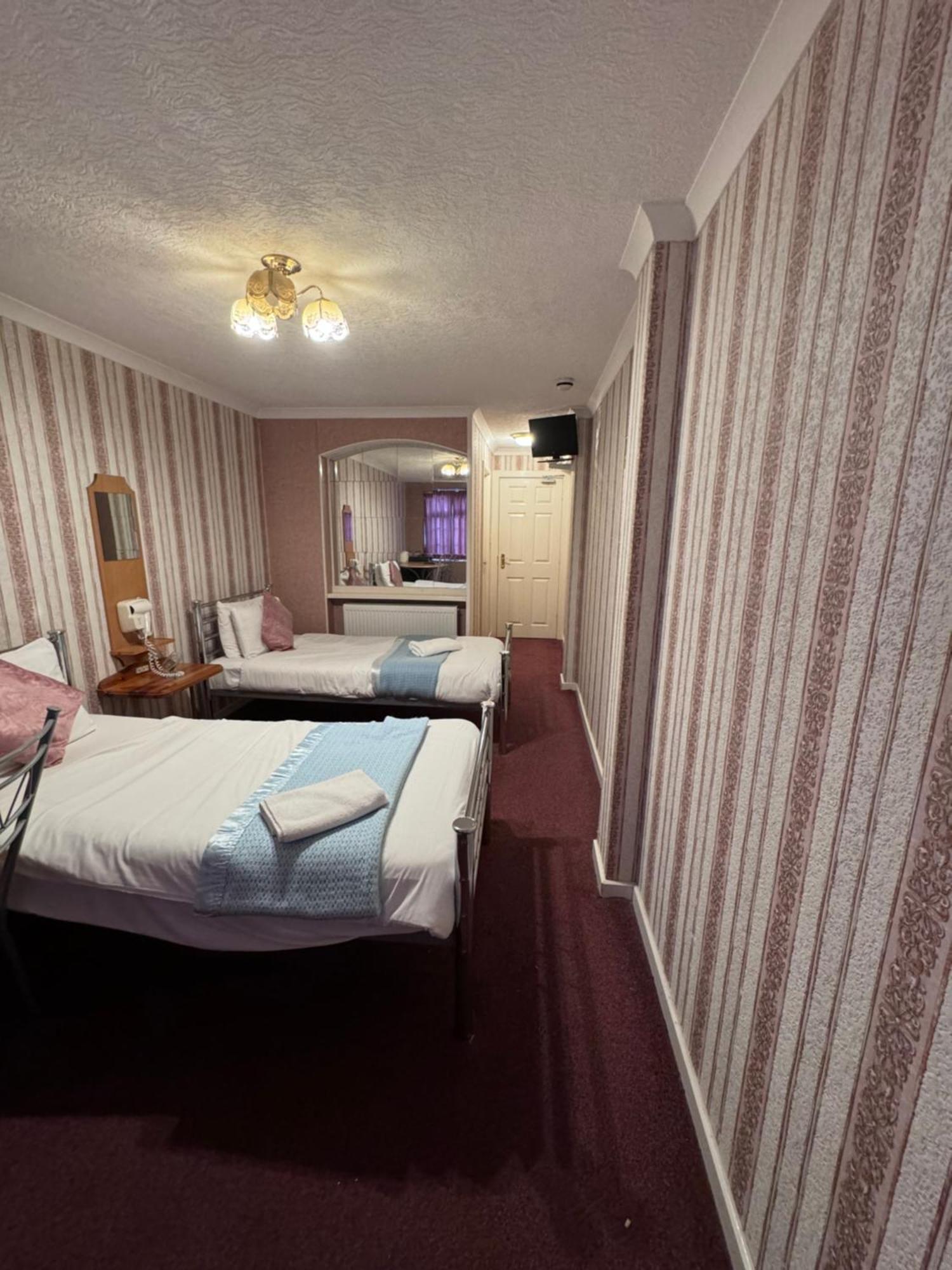 All Seasons Gatwick Guest House & Parking Horley Dış mekan fotoğraf
