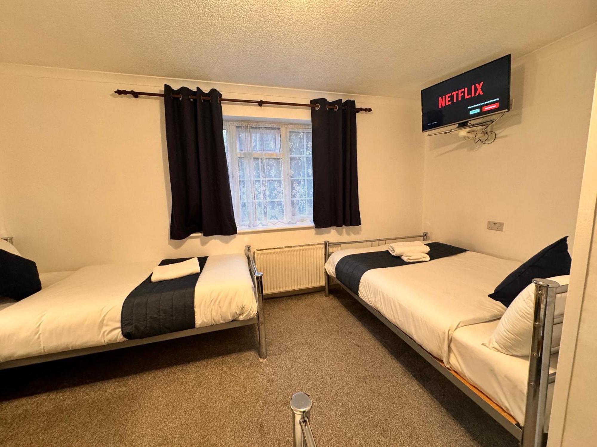 All Seasons Gatwick Guest House & Parking Horley Dış mekan fotoğraf