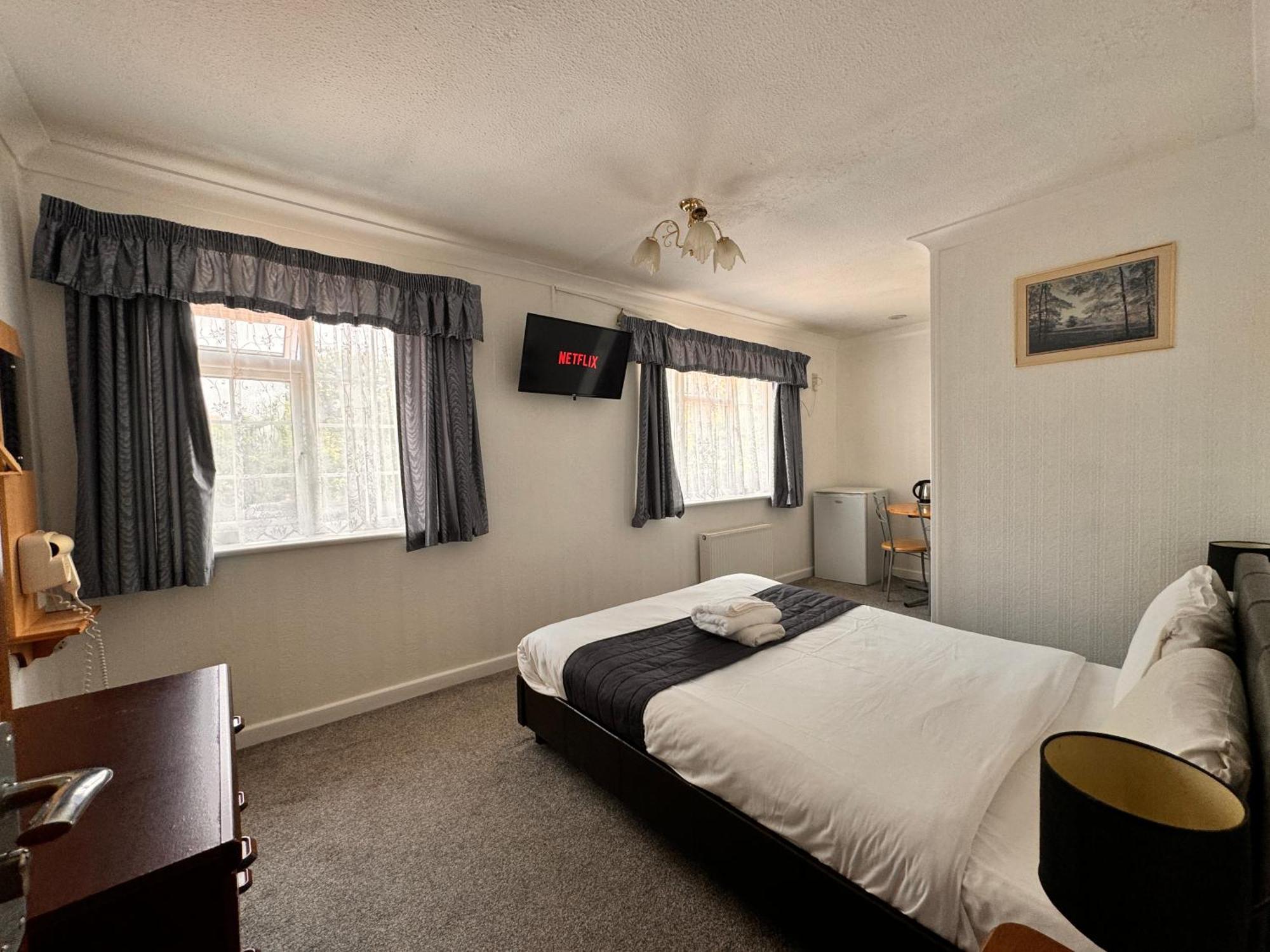 All Seasons Gatwick Guest House & Parking Horley Dış mekan fotoğraf
