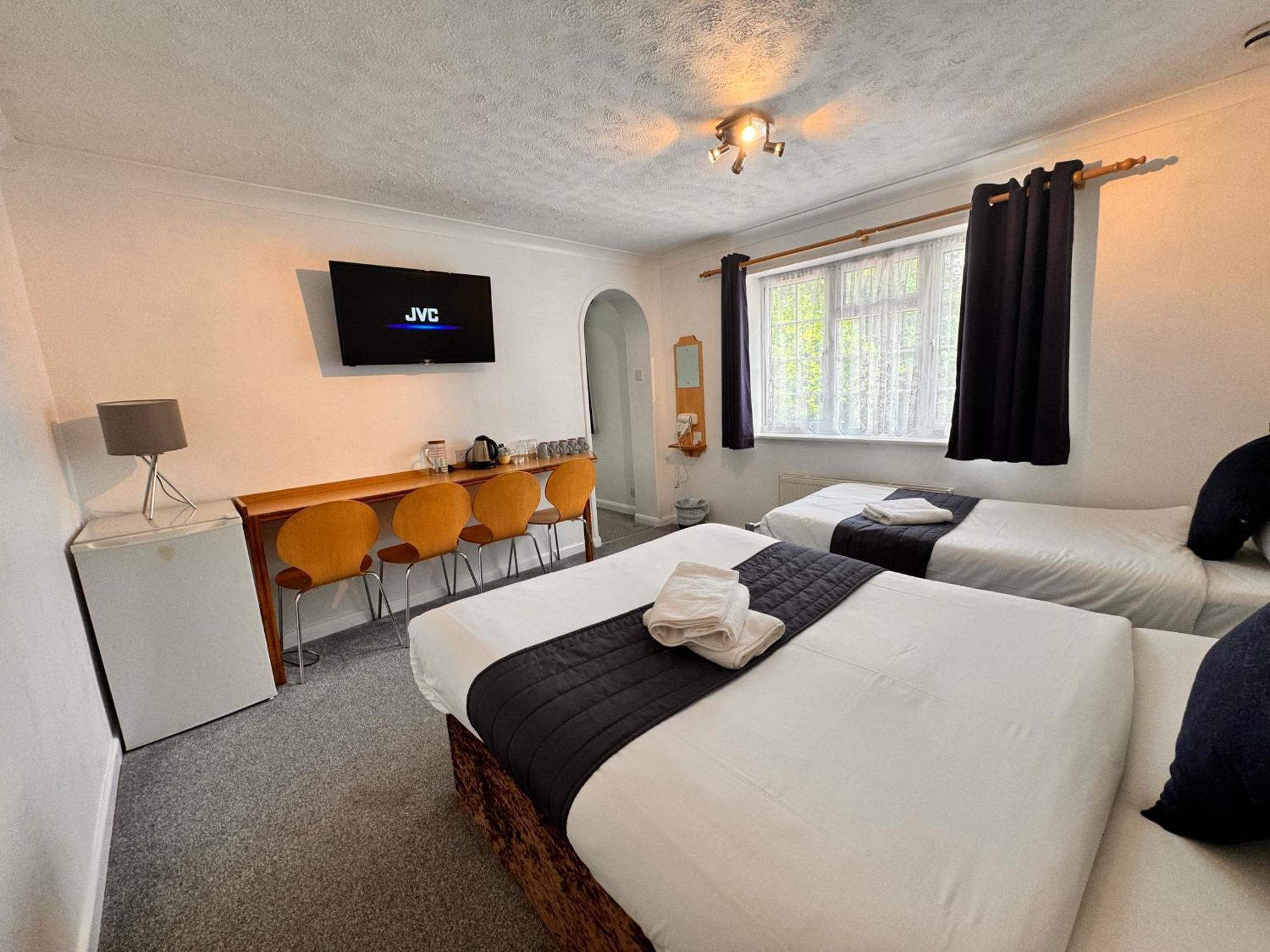 All Seasons Gatwick Guest House & Parking Horley Dış mekan fotoğraf