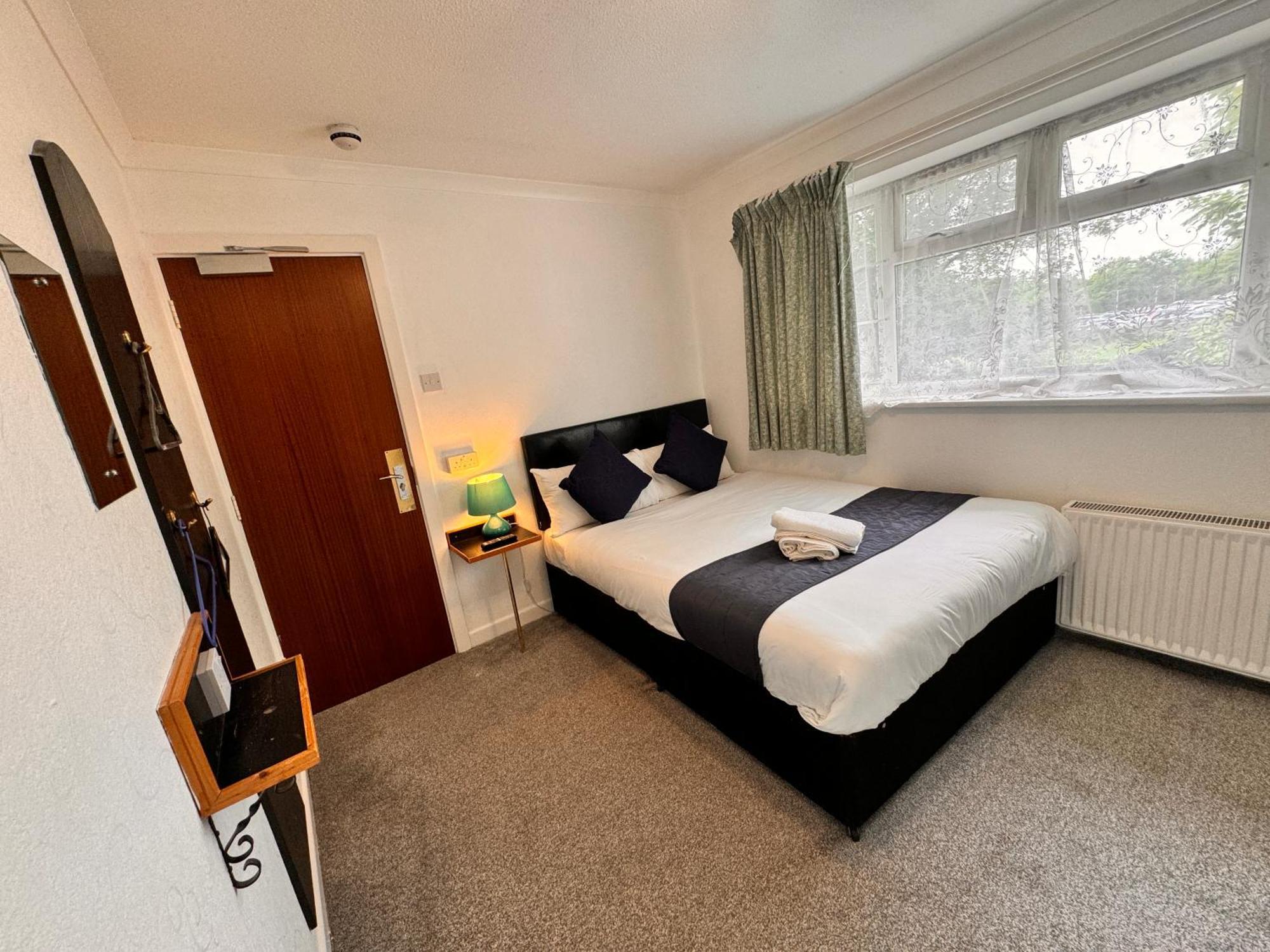All Seasons Gatwick Guest House & Parking Horley Dış mekan fotoğraf