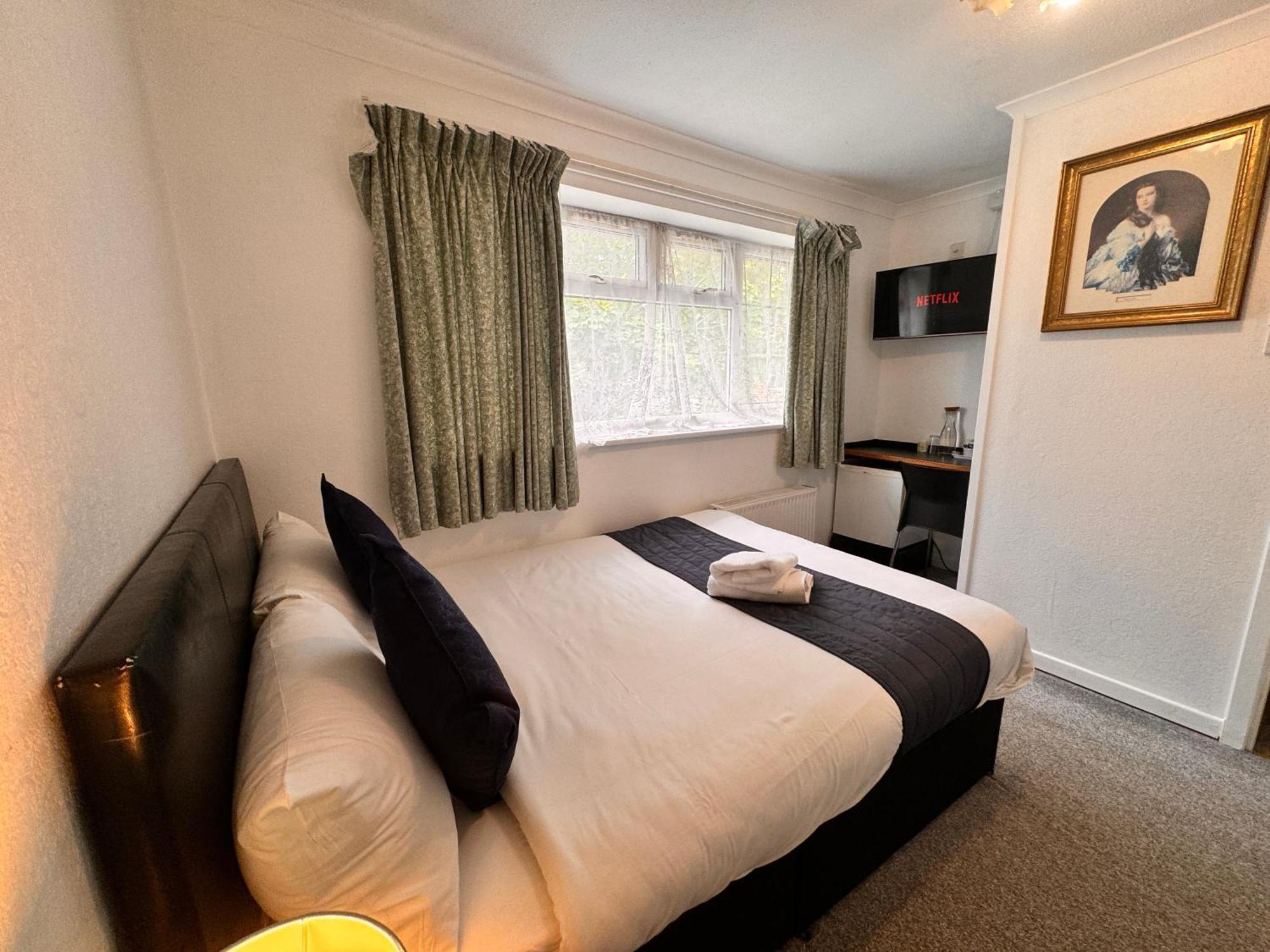 All Seasons Gatwick Guest House & Parking Horley Dış mekan fotoğraf