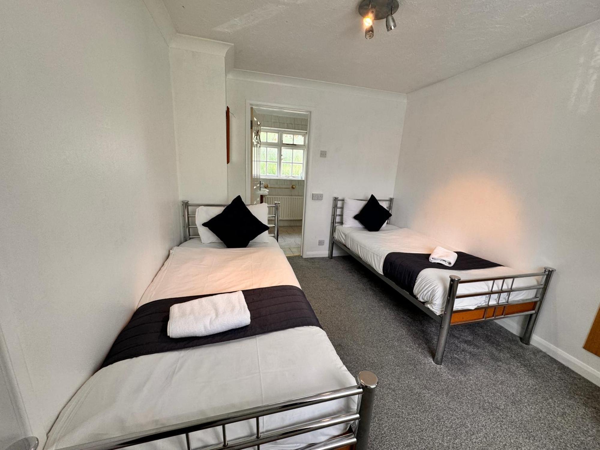 All Seasons Gatwick Guest House & Parking Horley Dış mekan fotoğraf
