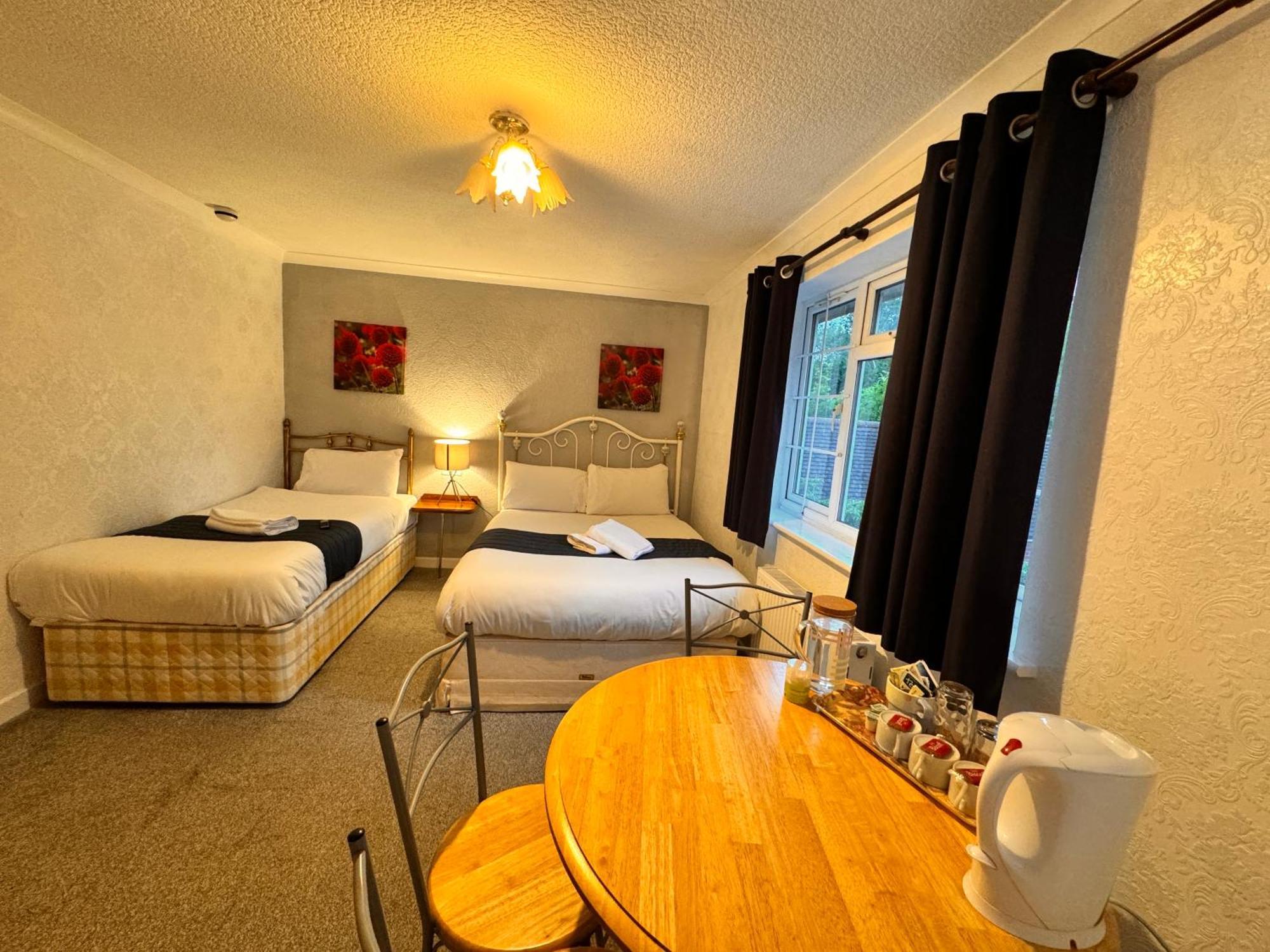 All Seasons Gatwick Guest House & Parking Horley Dış mekan fotoğraf
