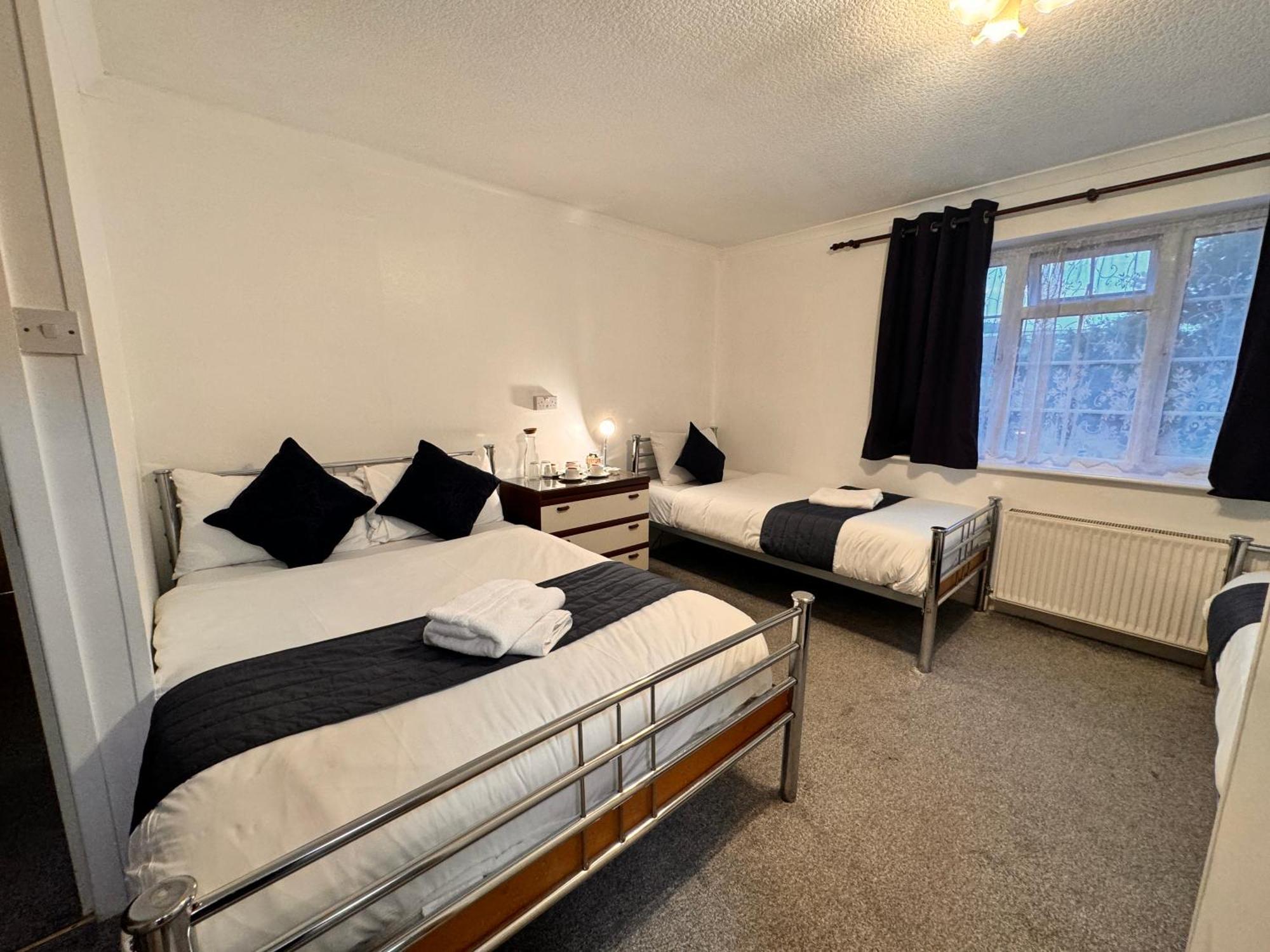 All Seasons Gatwick Guest House & Parking Horley Dış mekan fotoğraf