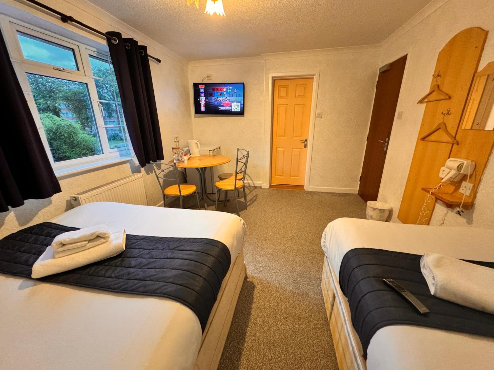 All Seasons Gatwick Guest House & Parking Horley Dış mekan fotoğraf