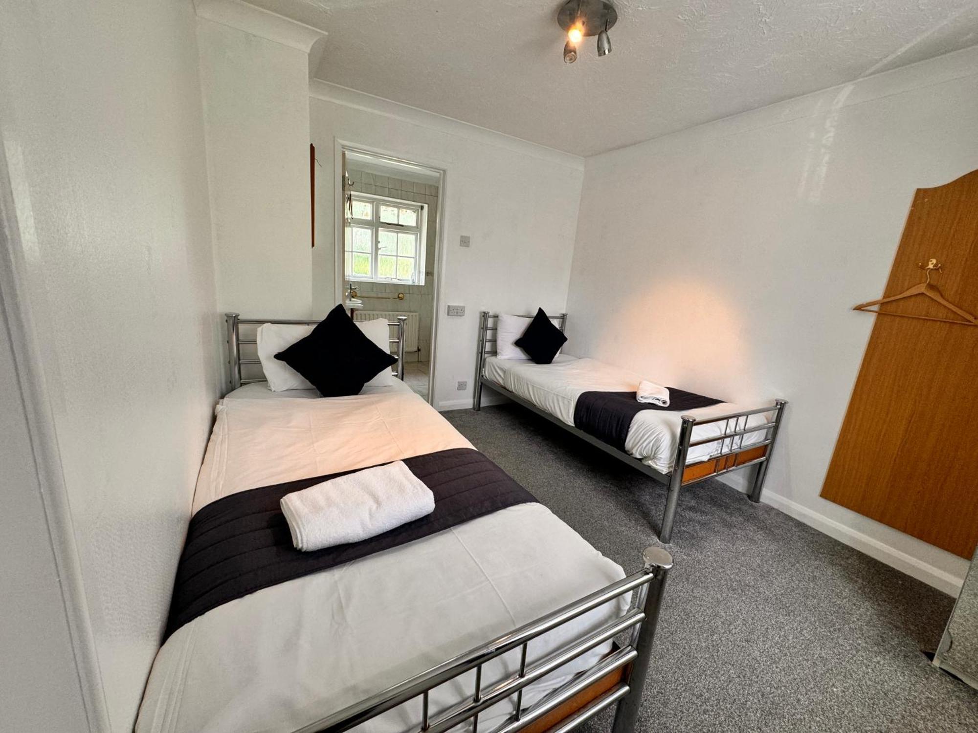 All Seasons Gatwick Guest House & Parking Horley Dış mekan fotoğraf