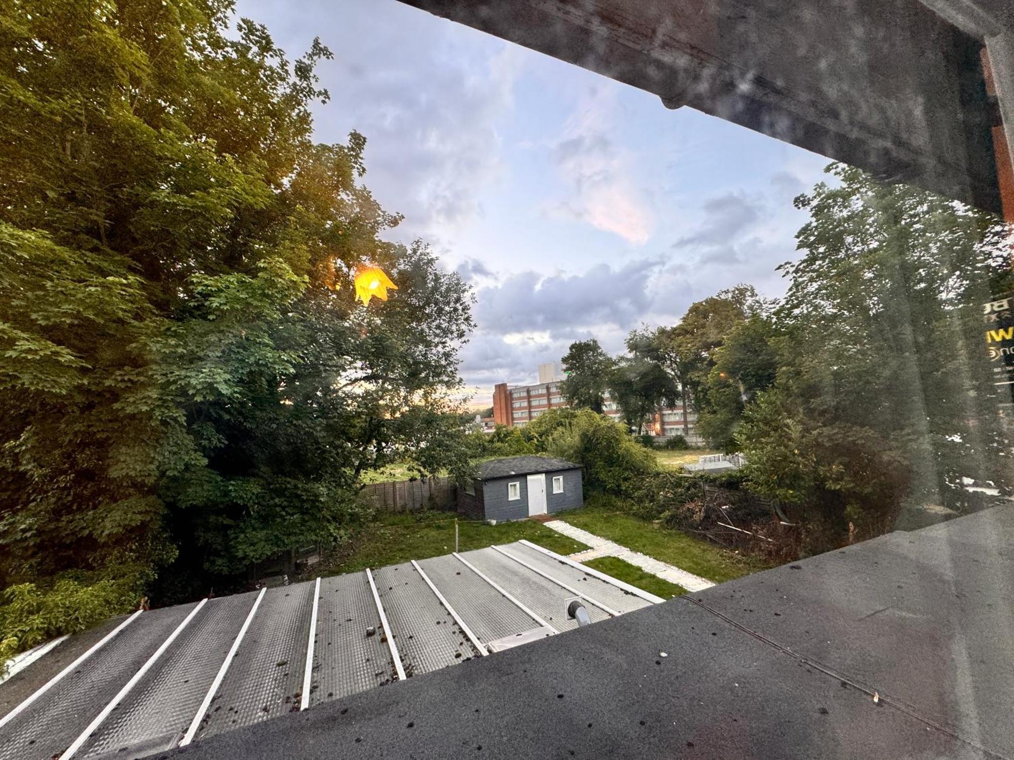 All Seasons Gatwick Guest House & Parking Horley Dış mekan fotoğraf