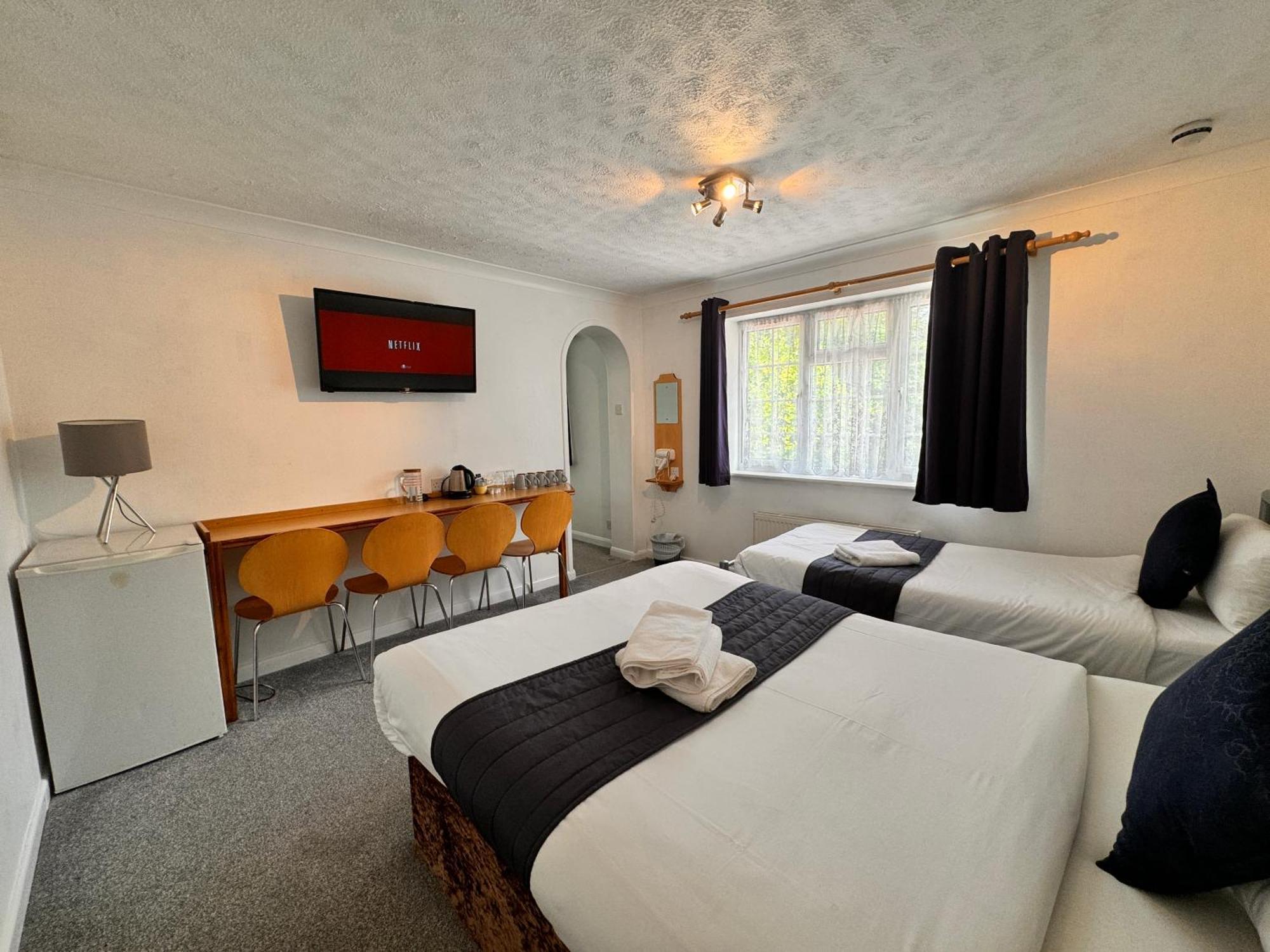 All Seasons Gatwick Guest House & Parking Horley Dış mekan fotoğraf