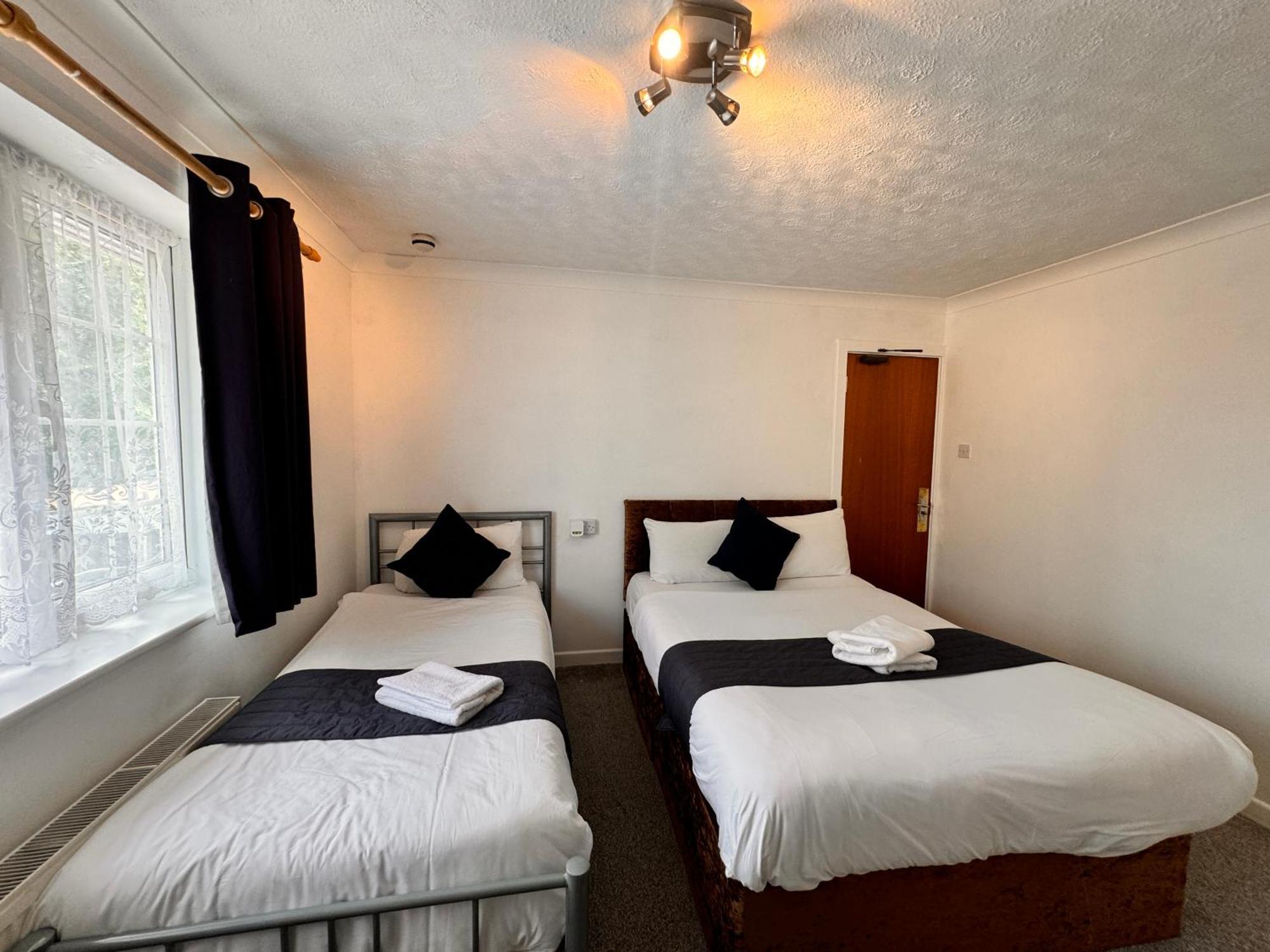 All Seasons Gatwick Guest House & Parking Horley Dış mekan fotoğraf