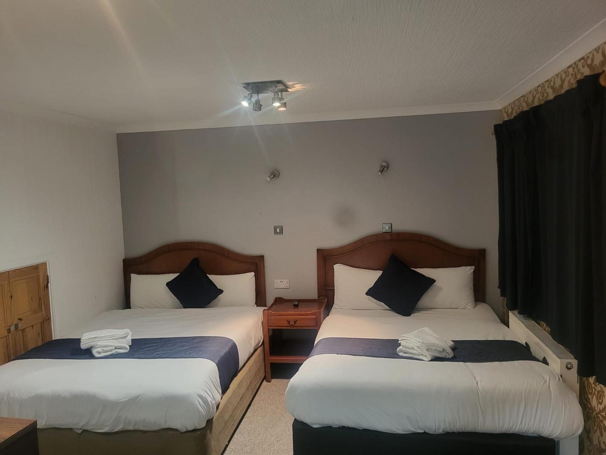 All Seasons Gatwick Guest House & Parking Horley Dış mekan fotoğraf