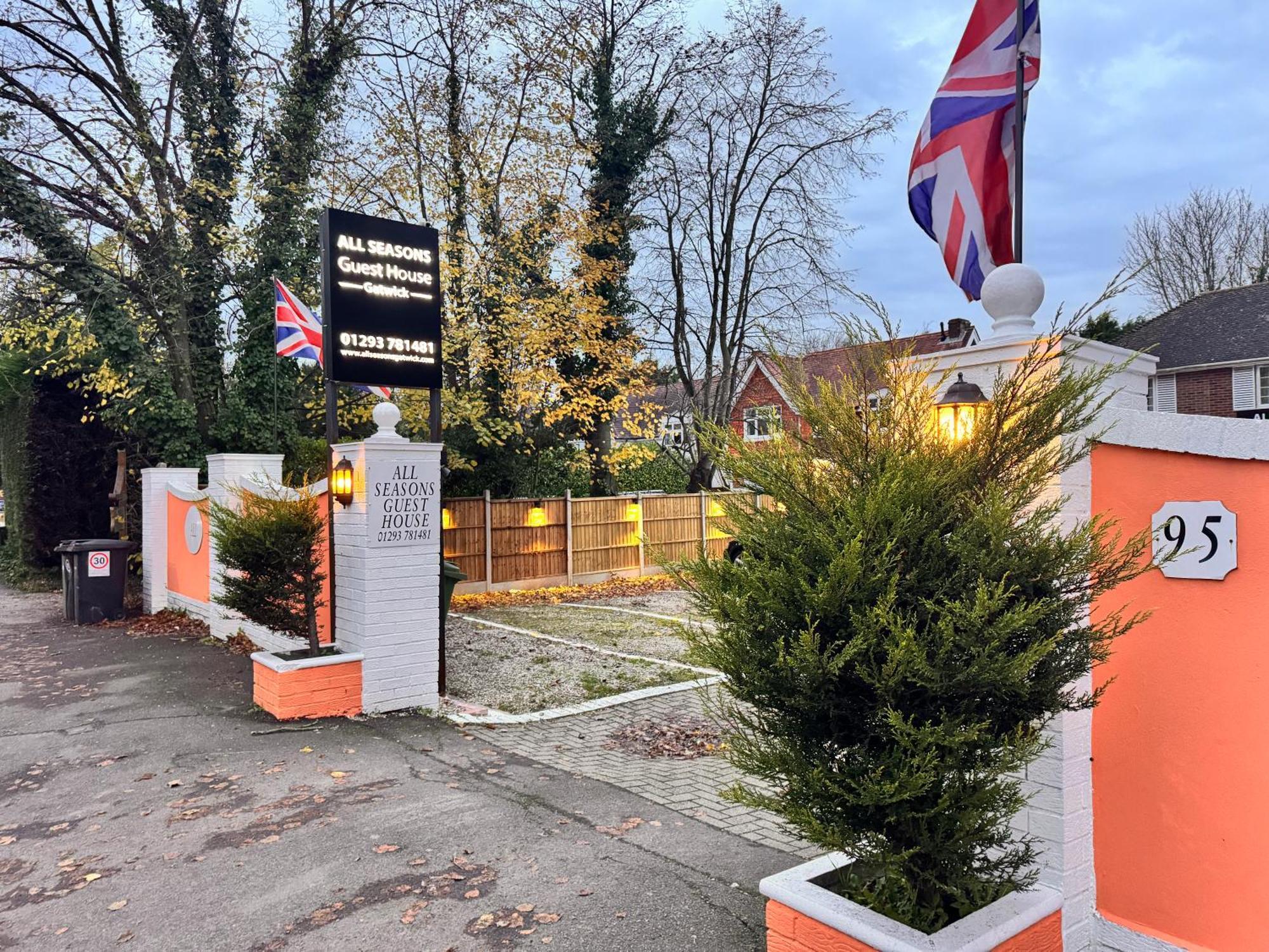 All Seasons Gatwick Guest House & Parking Horley Dış mekan fotoğraf