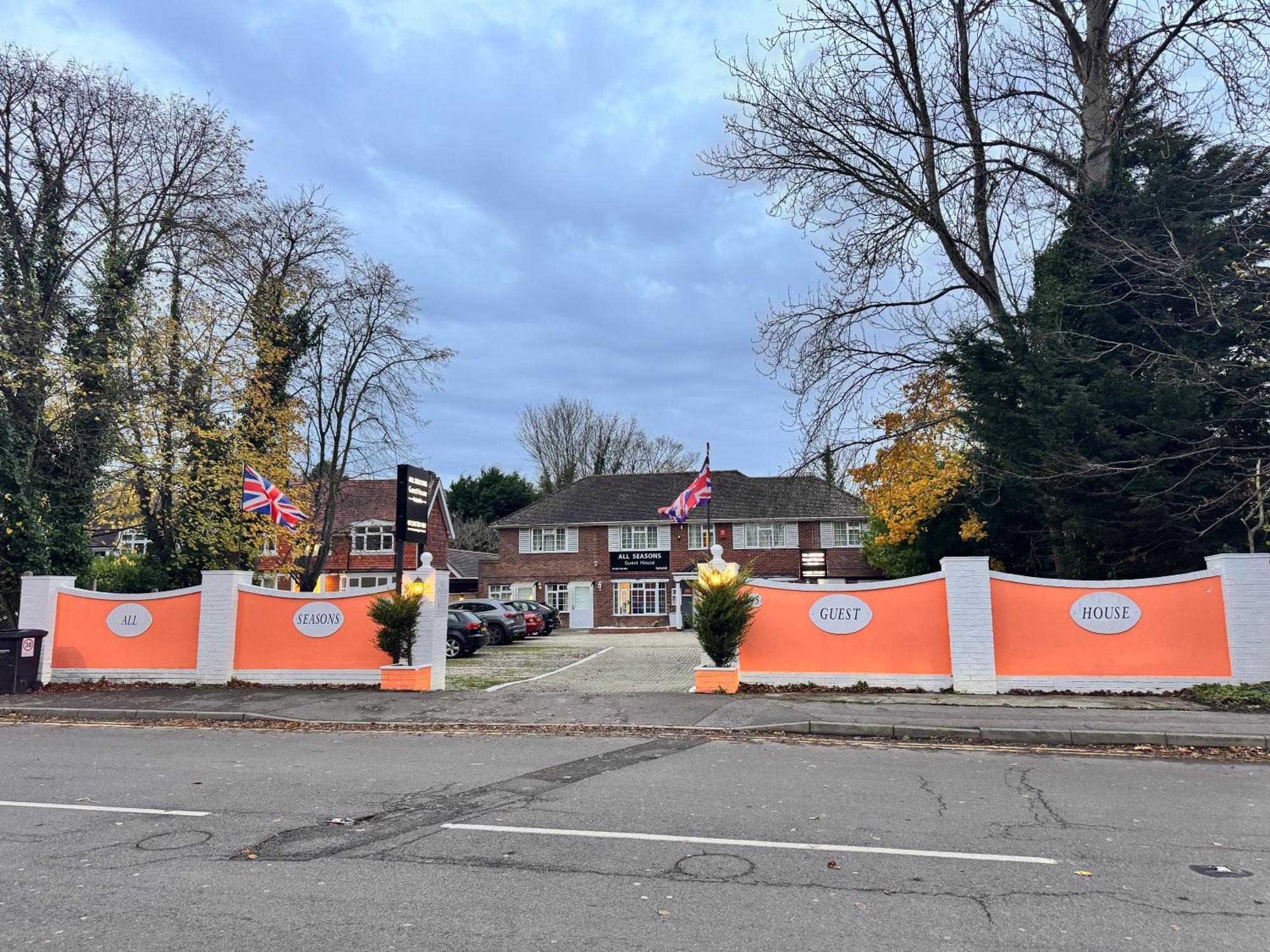 All Seasons Gatwick Guest House & Parking Horley Dış mekan fotoğraf