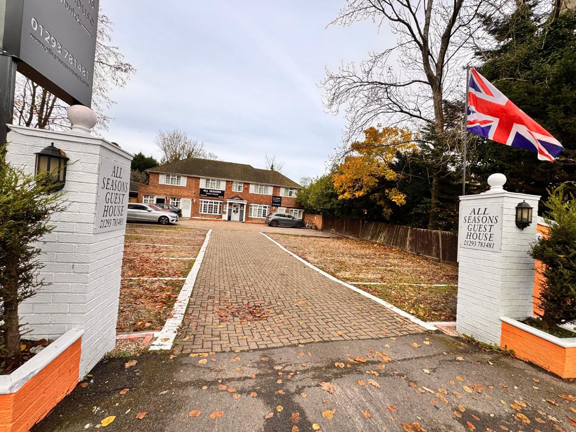 All Seasons Gatwick Guest House & Parking Horley Dış mekan fotoğraf