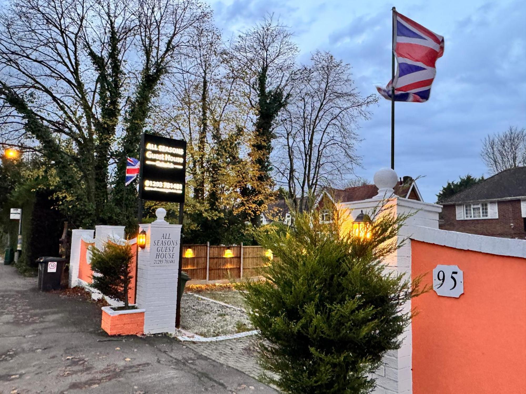 All Seasons Gatwick Guest House & Parking Horley Dış mekan fotoğraf
