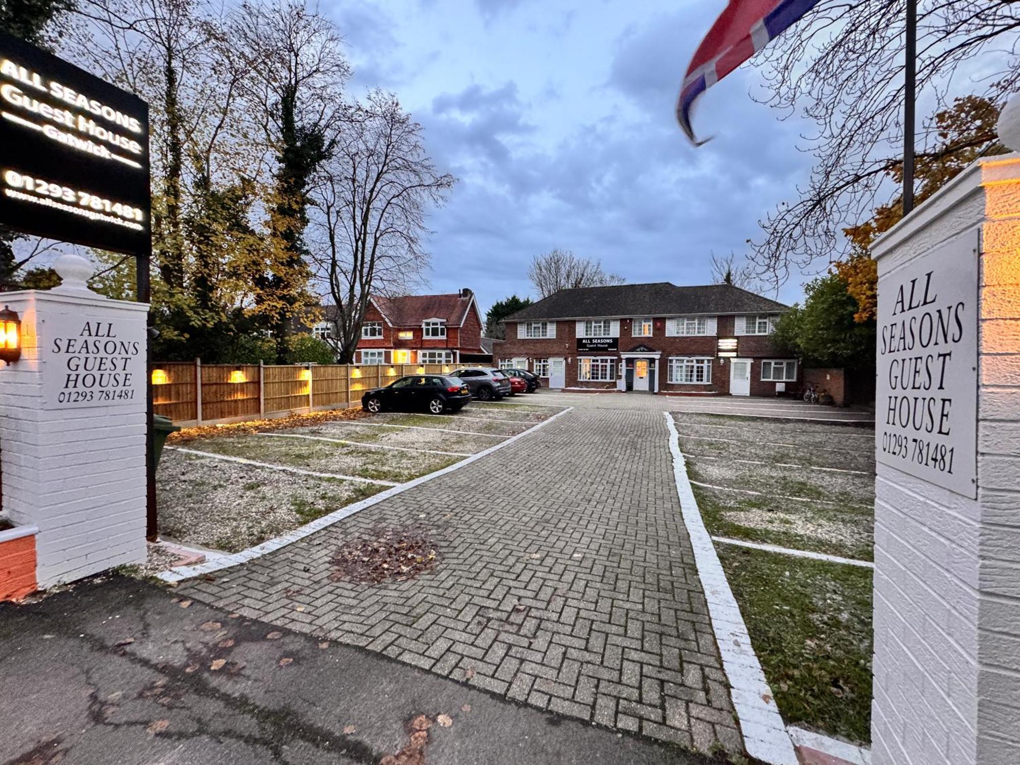 All Seasons Gatwick Guest House & Parking Horley Dış mekan fotoğraf