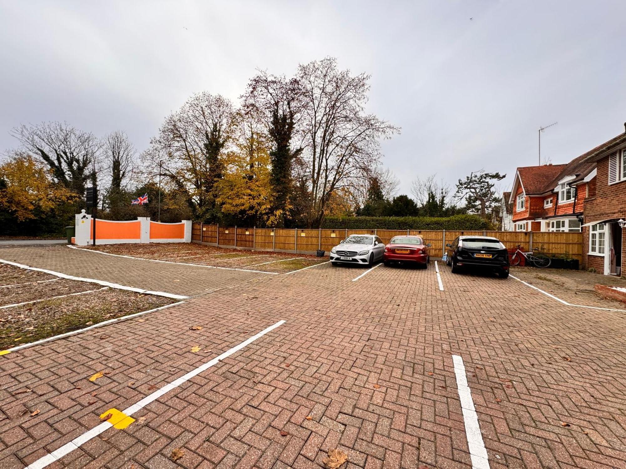 All Seasons Gatwick Guest House & Parking Horley Dış mekan fotoğraf